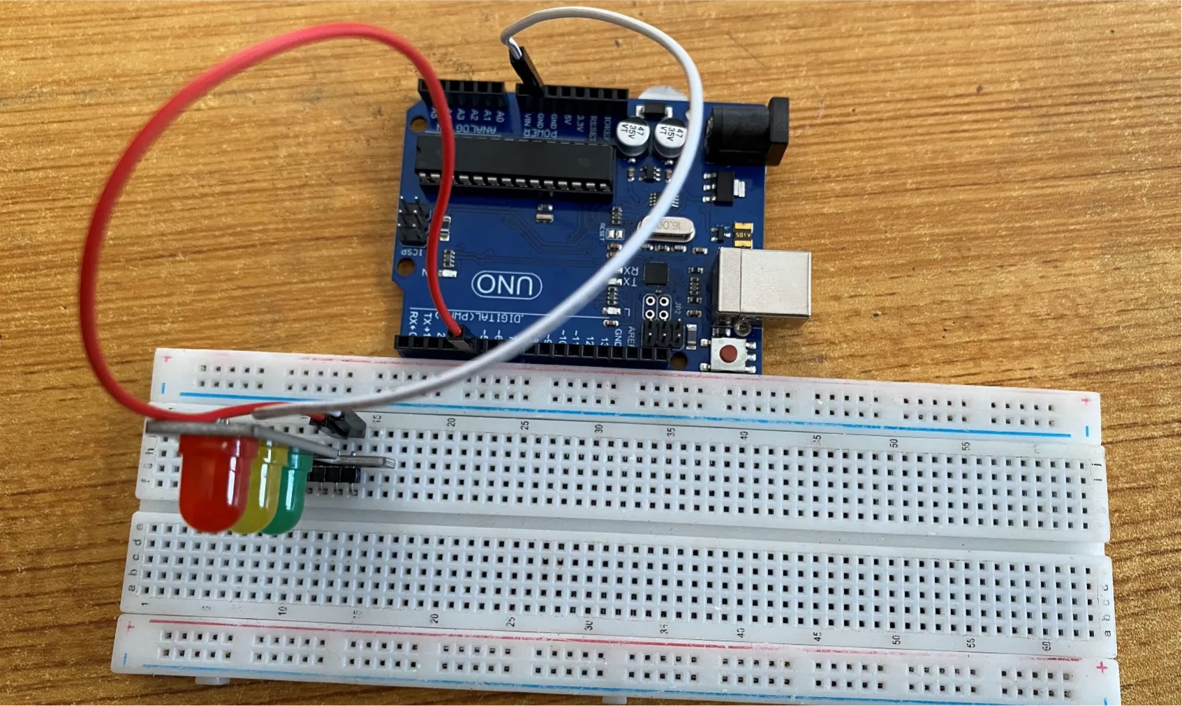 Trafic Light fixed on breadboard