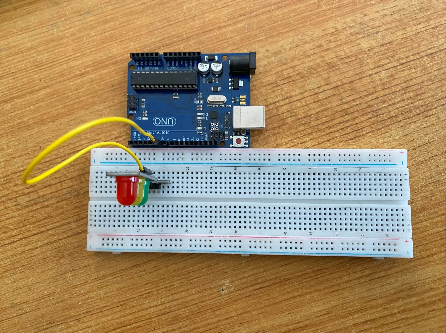 Trafic Light fixed on breadboard