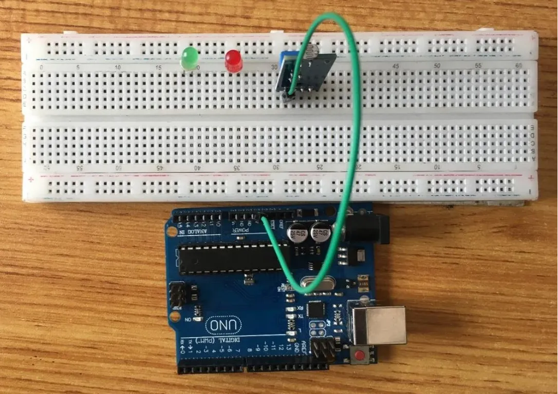Green wire fixed on breadboard