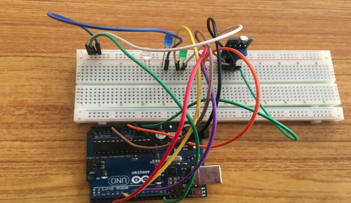 Blue wire fixed on breadboard