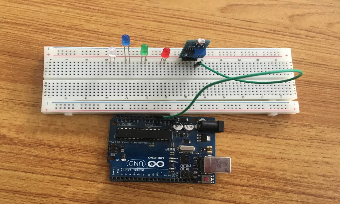 Green wire fixed on breadboard
