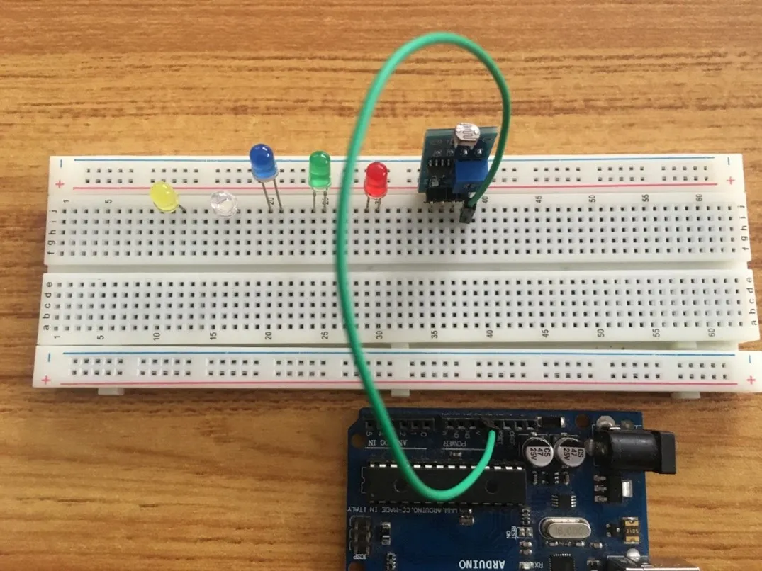 Green wire fixed on breadboard