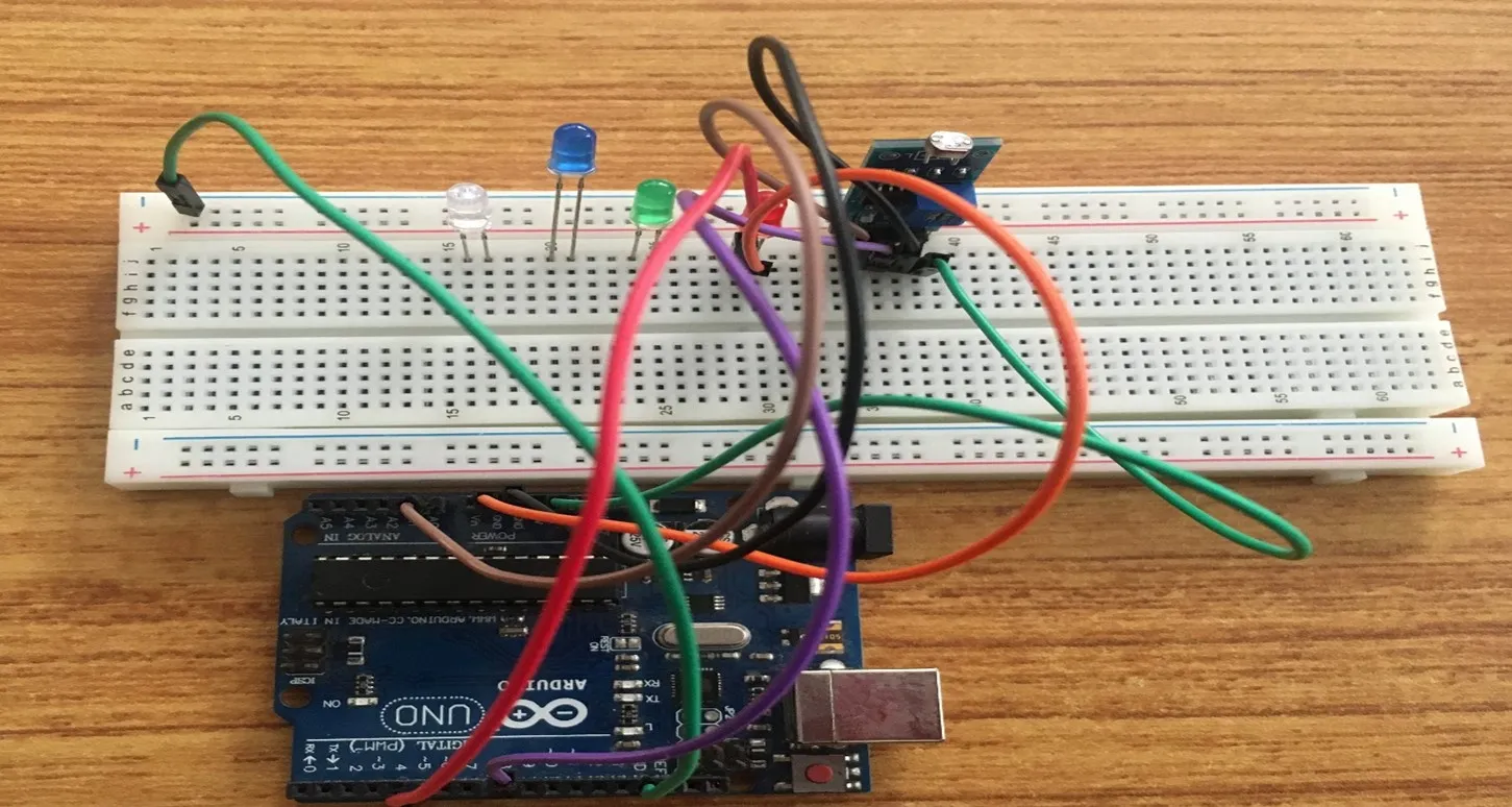 Green wire fixed on breadboard