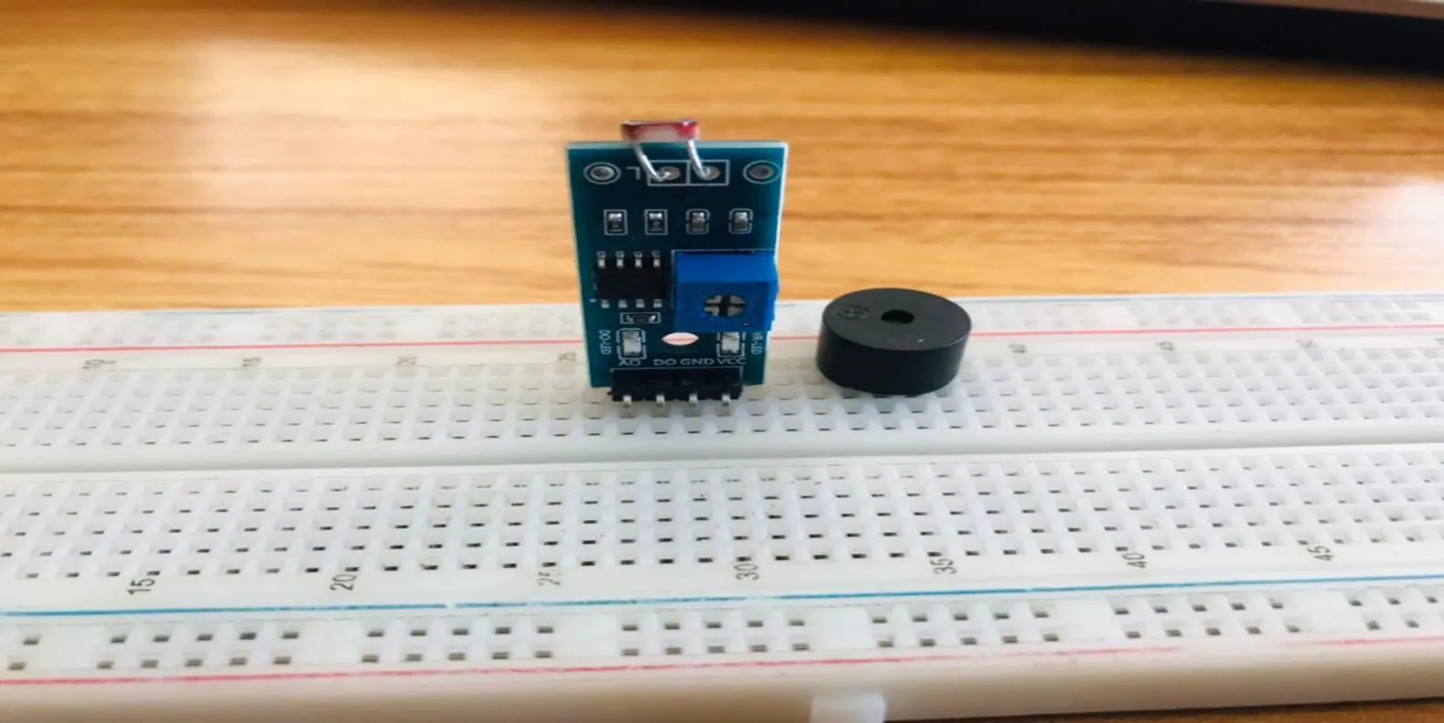 Buzzer fixed on breadboard