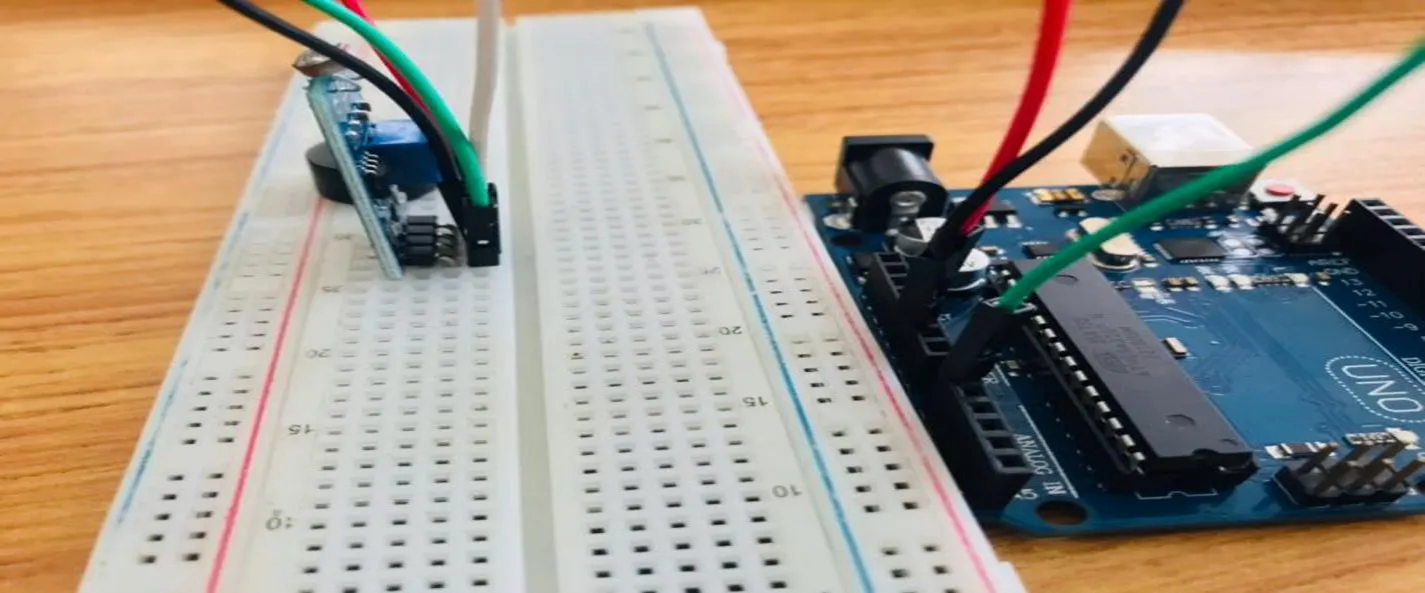 Green wire fixed on breadboard